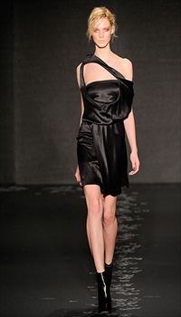 Daria Z at Cushnie et Ochs Fall/Winter 2010