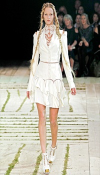 Theres at Alexander McQueen Spring/Summer 2011